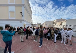Progenitores del colegio público San Miguel, este jueves con la portavoz del PSOE nerjeño y la diputada socialista por Málaga.