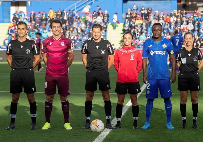 Marta Huerta de Aza (con chaqueta roja), de cuarta árbitra en el Getafe-Real Sociedad de septiembre de 2021, en Primera.