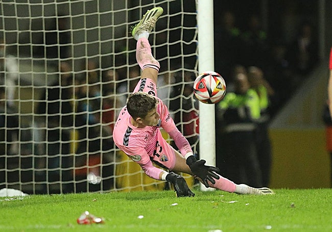 Carlos López, en uno de los penaltis detenidos el miércoles en la tanda de Baracaldo.