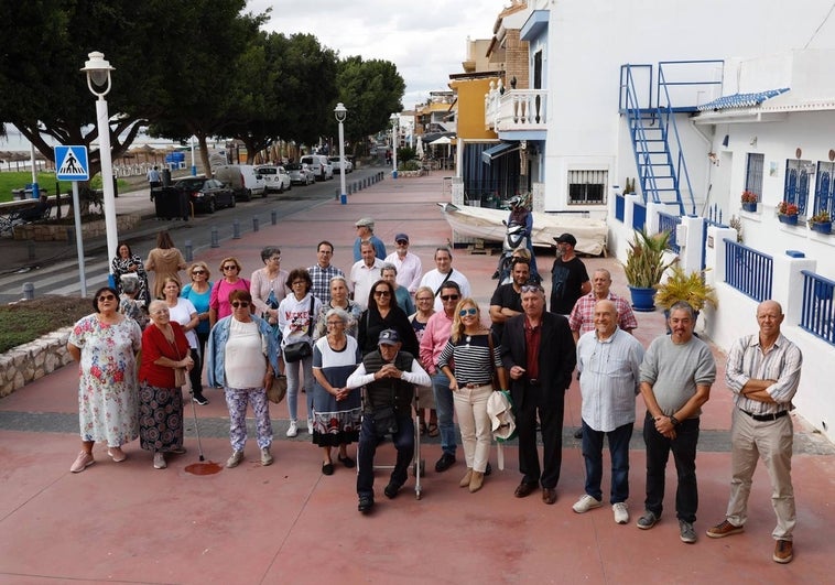 Vecinos de las antiguas casas de los pescadores de El Palo, delante de sus viviendas.