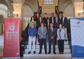 Foto de familia de representantes de Vodafone Innovation Hub, Fundación Málagaport, Autoridad Portuaria, Servimad y Agencia Tributaria.