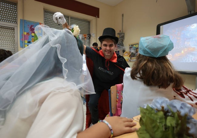 Evans Ukasinovic, disfrazado por Halloween como los alumnos del colegio Doctor Fleming.