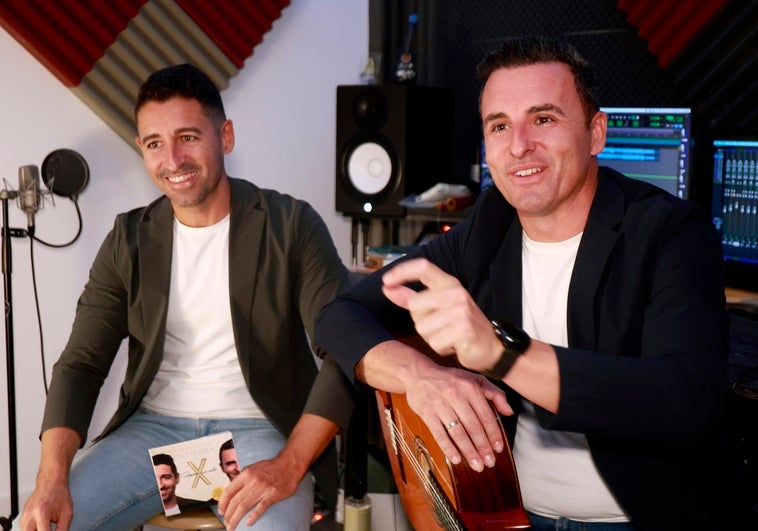 Emilio y Lolo, el pasado jueves, en su estudio de grabación y con un ejemplar del disco.