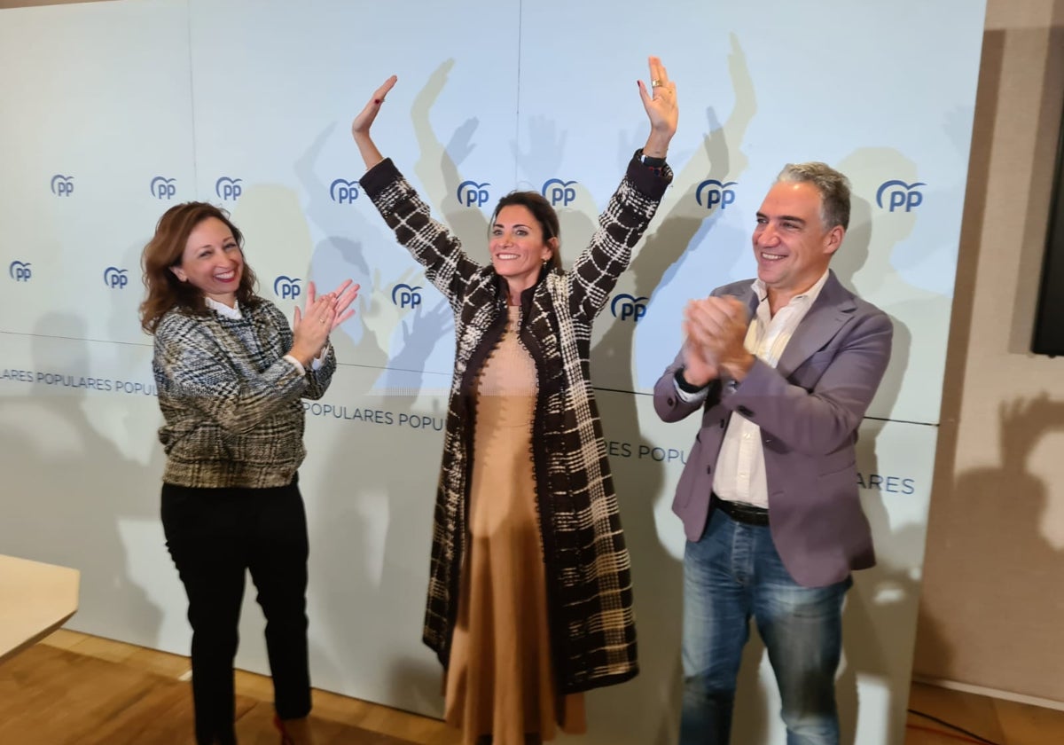 Ana Mata junto a Patricia Navarro y Elías Bendodo.