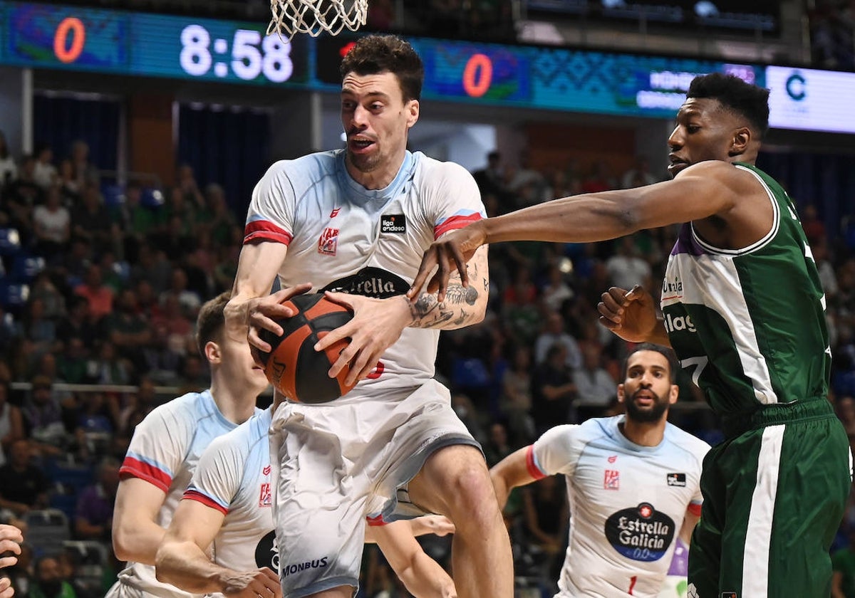 Una disputa por el rebote entre Álex Suárez y Sima en un duelo entre el Unicaja y el Obradoiro.