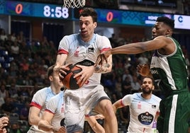 Una disputa por el rebote entre Álex Suárez y Sima en un duelo entre el Unicaja y el Obradoiro.