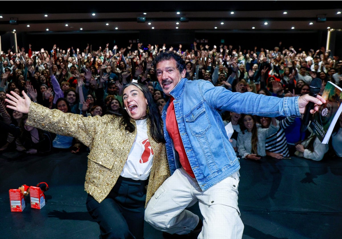 Alessandra García y Antonio Banderas, en el escenario del Soho CaixaBank.