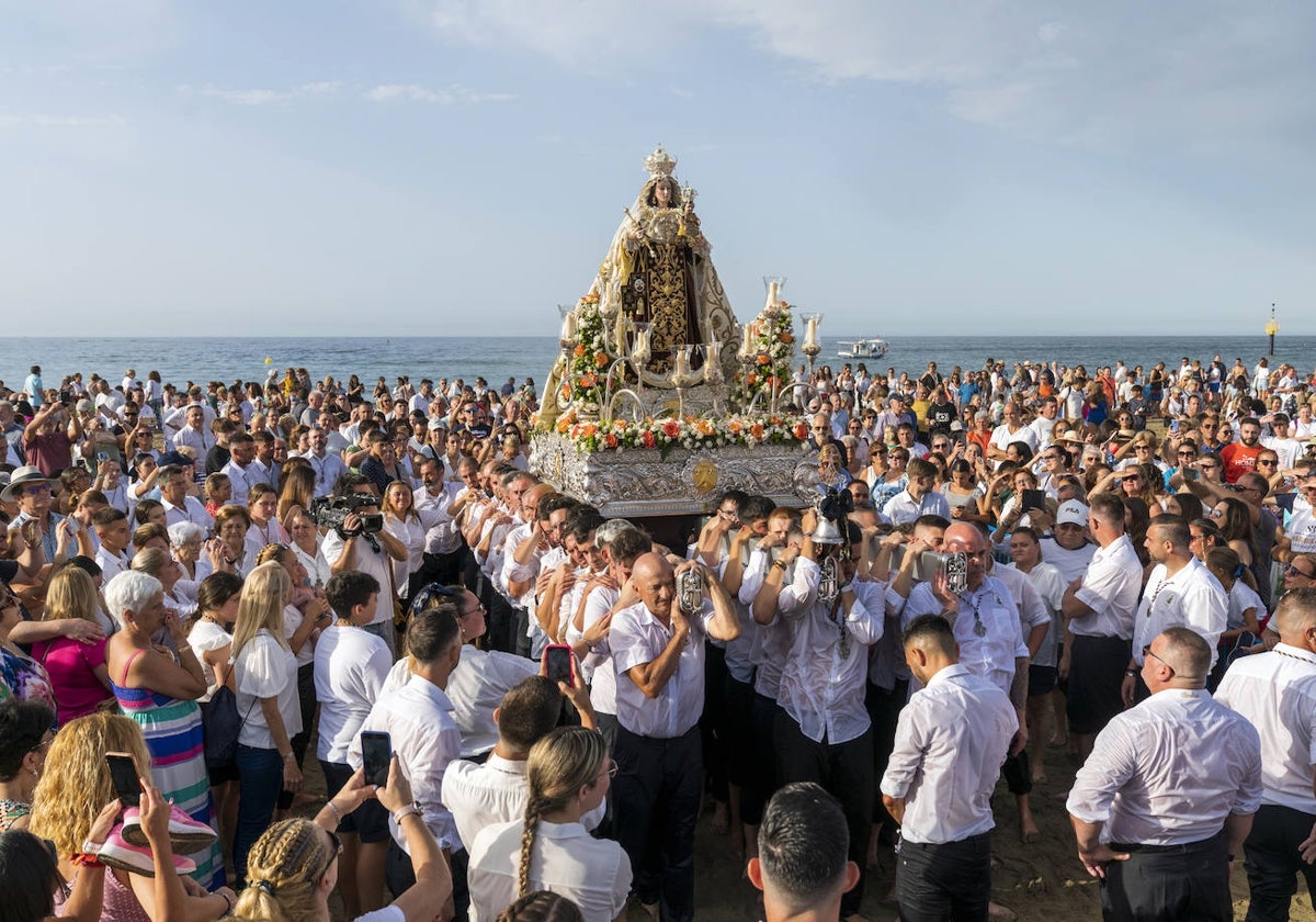 La Virgen del Carmen sale de las aguas de mar en el día de su festividad, el 16 de julio, en Marbella.