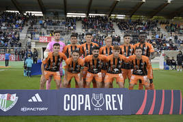 Once inicial del Antequera contra el Manchego el pasado miércoles con las gradas del estadio del conjunto de Ciudad Real al fondo.