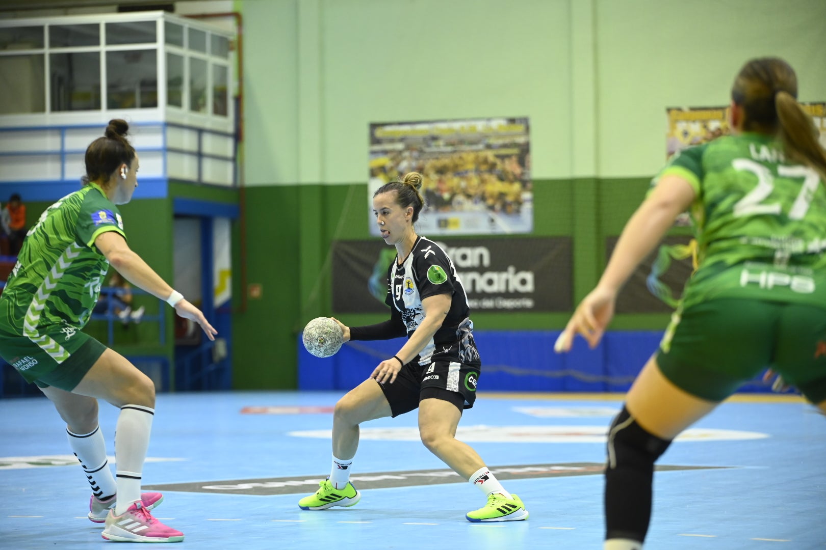 Silvia Arderius conduce una jugada en el partido ante Rocasa.