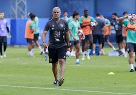 Sergio Pellicer, que cumplirá esta noche el primero de sus dos partidos de sanción, en un entrenamiento del Málaga, con los jugadores hidratándose.