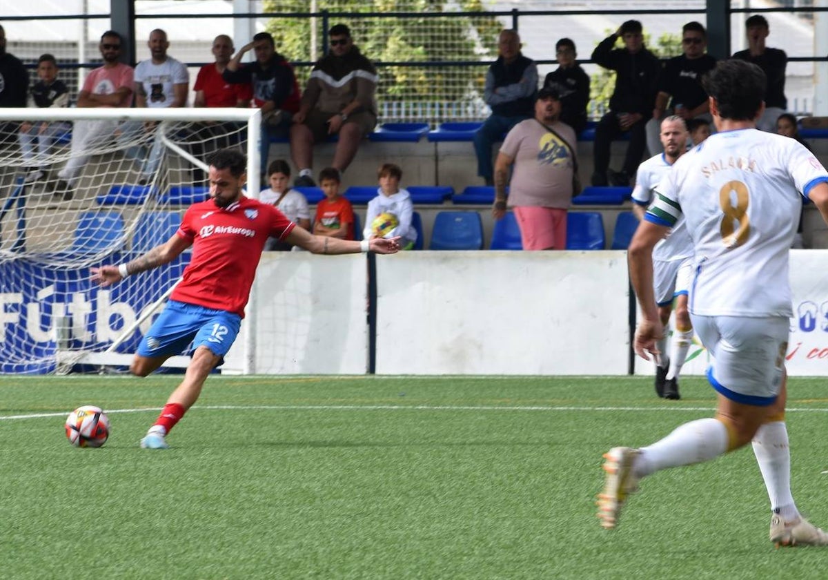 Remate de Sergio Moreno para hacer el 0-1 para el Estepona.