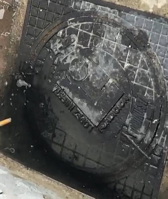 Imagen secundaria 2 - El suelo afectado por las humedades, las aguas fecales y las cucarachas que aparecen cada día en el centro.