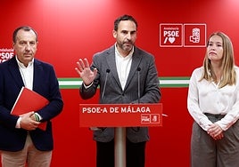 Pérez, esta mañana, junto a los parlamentarios andaluces José Luis Ruiz Espejo y Alicia Murillo.