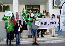 Concentración de médicos en el consultorio de Cártama para exigir una solución.