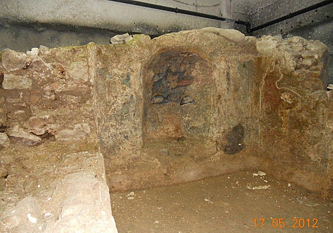 Ninfeo o fuente decorada con pinturas de pescados que fue descubierta.