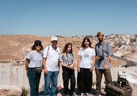 Miembros del grupo visitando la zona