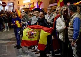 Más de 300 personas se concentran ante la sede del PSOE en Málaga contra la amnistía