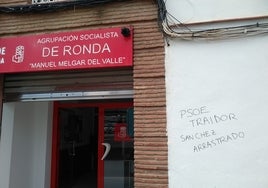 Pintadas en la sede socialista en Ronda.
