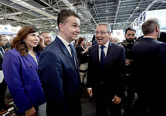 El ministro de Industria, Comercio y Turismo, Héctor Gómez, y la secretaria de Estado, Rosana Morillo, con Francisco Salado en la jornada inaugural de la WTM.