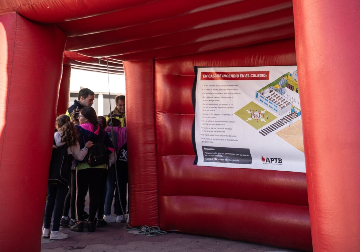 Alumnos de Benalmádena en el simulador.