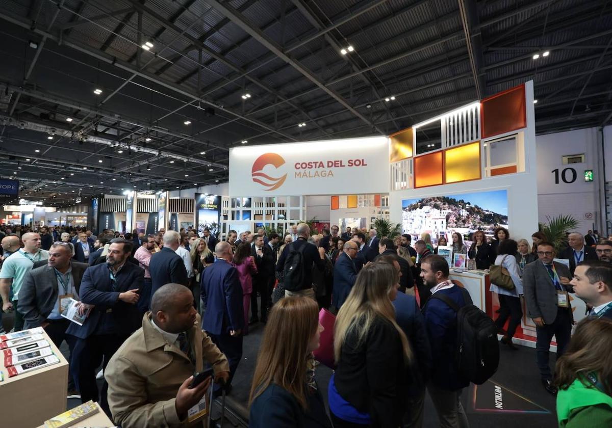 Últimos trabajos del expositor Costa del Sol en la WTM de Londres, que se inaugura hoy.