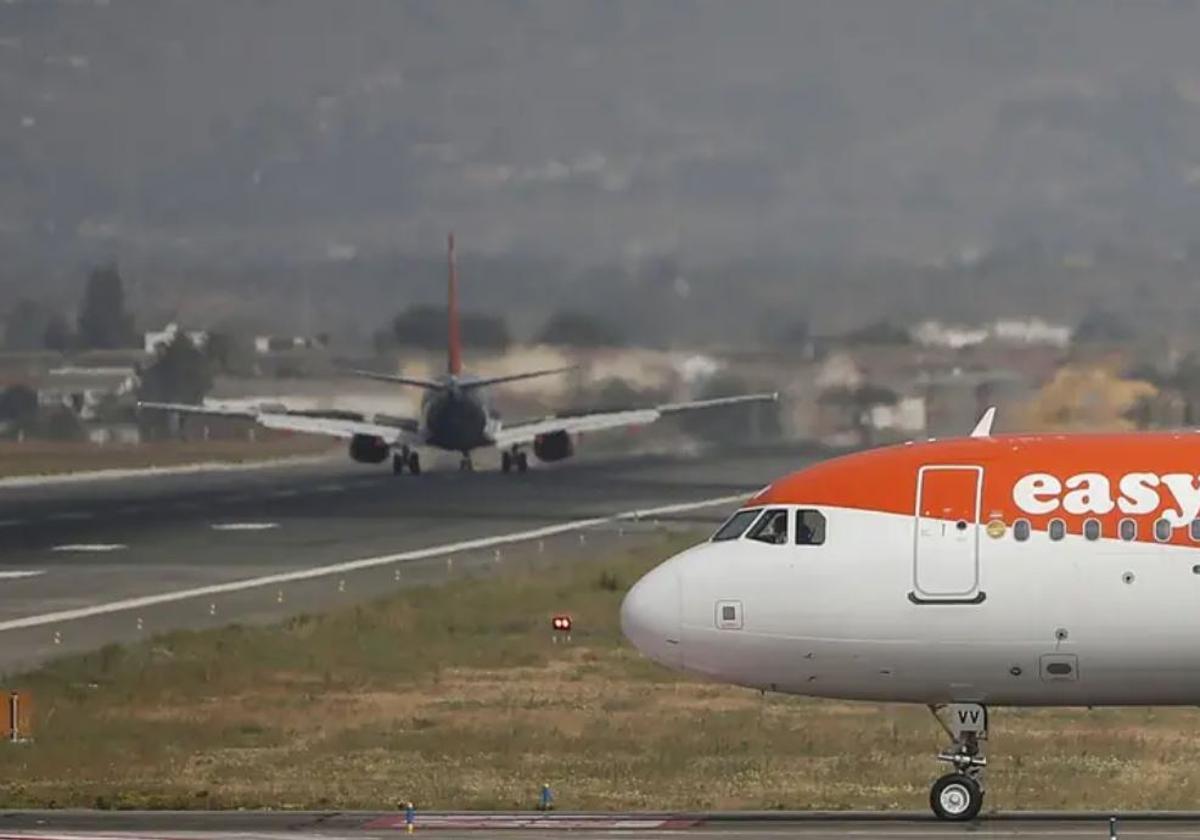 Vista de un avión de la compañía entrando en la pista.