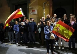 Protesta este lunes ante la puerta de la sede de la Agrupación Centro del PSOE en Málaga.