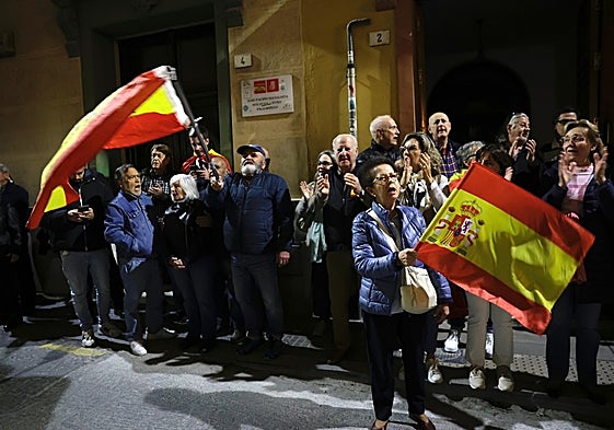 Protesta este lunes ante la puerta de la sede de la Agrupación Centro del PSOE en Málaga.