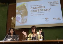 La periodista de SUR Rossel Aparicio, en la cita de la Escuela de Familia de SUR, junto a la experta en acoso escolar Carmen Cabestany.