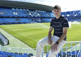 Jokin Gabilondo y, al fondo, La Rosaleda, escenario de sus sueños deportivos y los de la afición malaguista.