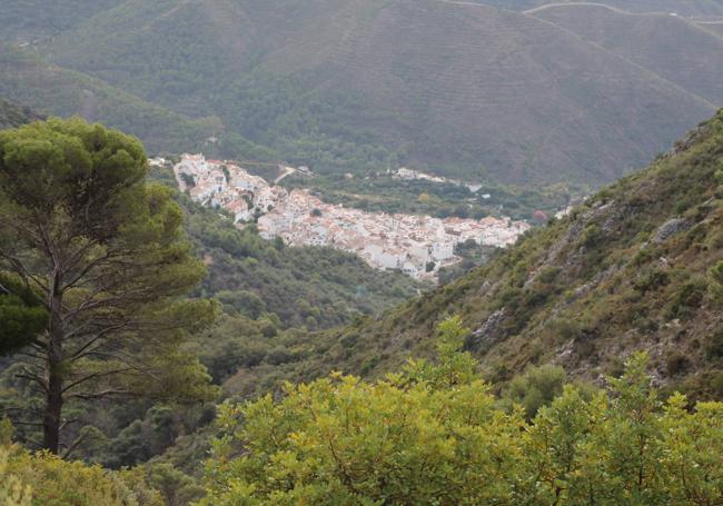 Perspectiva que se tiene de Ojén desde el final de la ruta