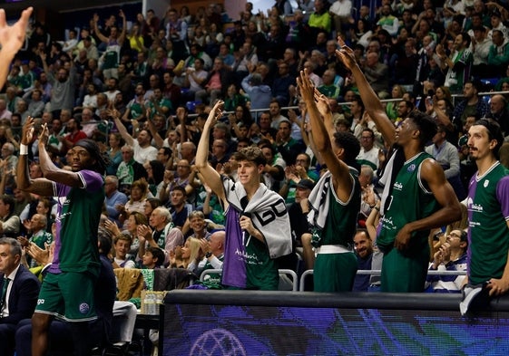 Los jugadores del Unicaja celebran un triple de un compañero durante el partido contra el Peristeri.