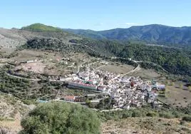 El pueblo se divisa perfectamente desde un mirador situado a tan sólo cinco minutos.