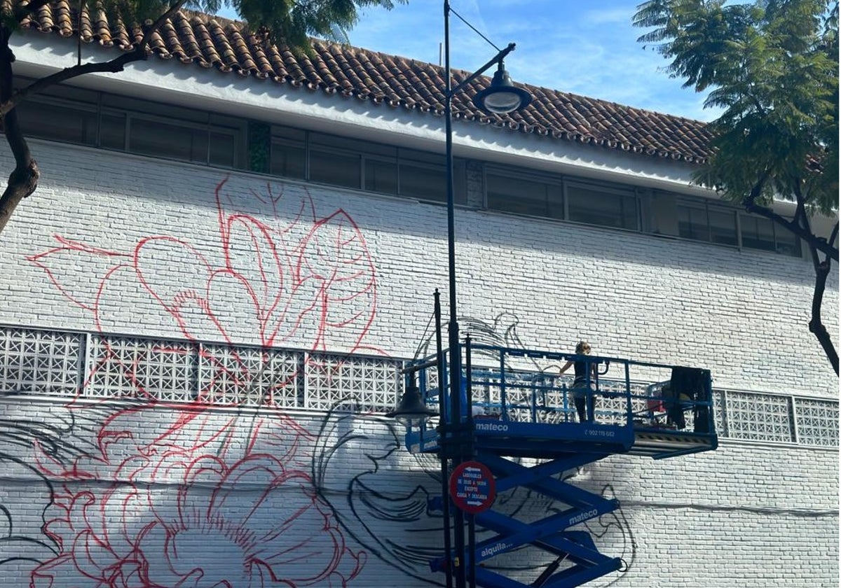 La artista urbana, Lula Goce, trabajando en las paredes del mercado.