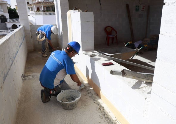 Imagen secundaria 1 - Los muros de la vivienda se han levantado con bloques de piedra triturada y cemento blando en lugar de ladrillos.