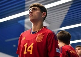 Izan Merino, con la selección; tras él, Dani Muñoz.