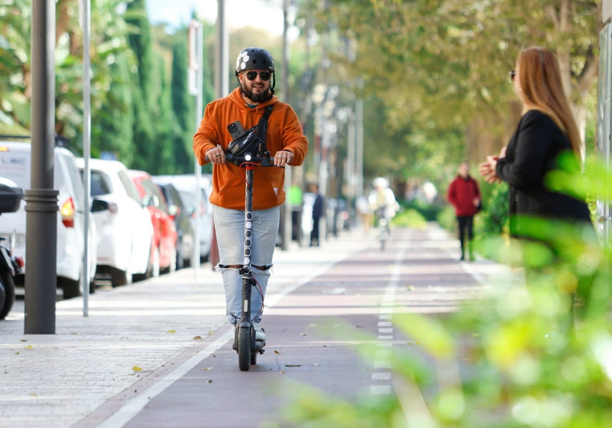 Un usuario de patinete circula este jueves junto al Parque cumpliendo con el reglamento.