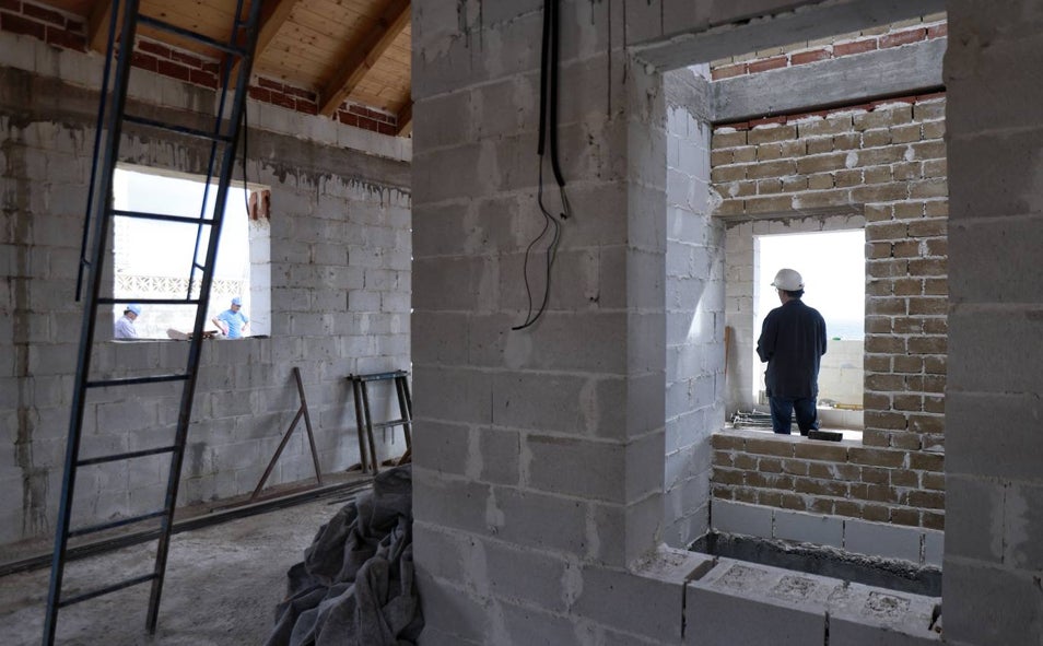 Imagen principal - El patio de luz y ventilación, que se forrará con corcho de alcornoque, jugará un papel clave en la climatización de la casa.