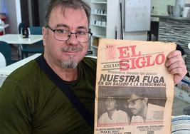 Rafael Pascual muestra un periódico que contaba su fuga: él y sus compañeros se dieron prisa para huir antes del final de la dictadura y mostrar que escapaban de Pinochet, no de la democracia recuperada.