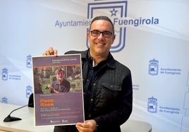 El concejal de Cultura muestra el cartel sobre la visita de Paco Roca.