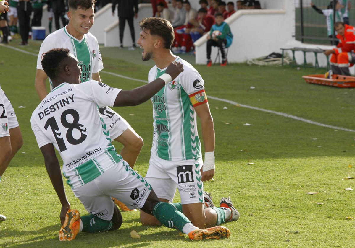 Luismi y Destiny celebran con Humanes su gol ante el Granada B.