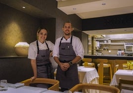 Cristina Cánovas y Diego Aguilar, con la cocina y la barra al fondo.