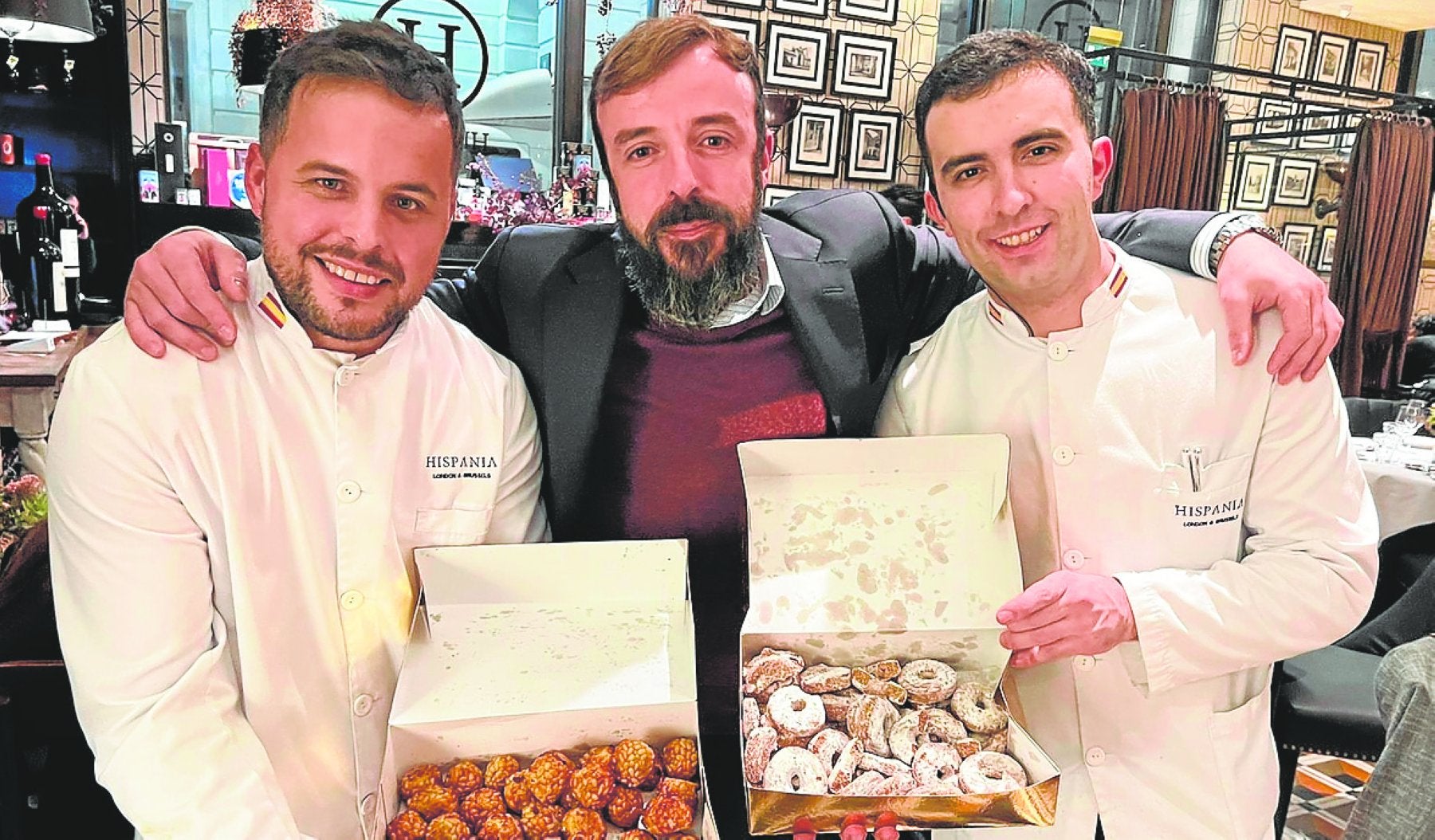 David Vez, uno de los encargadosde sala del Hispania, con dos compañeros, con productos navideños de Málaga::. f. lorenzo