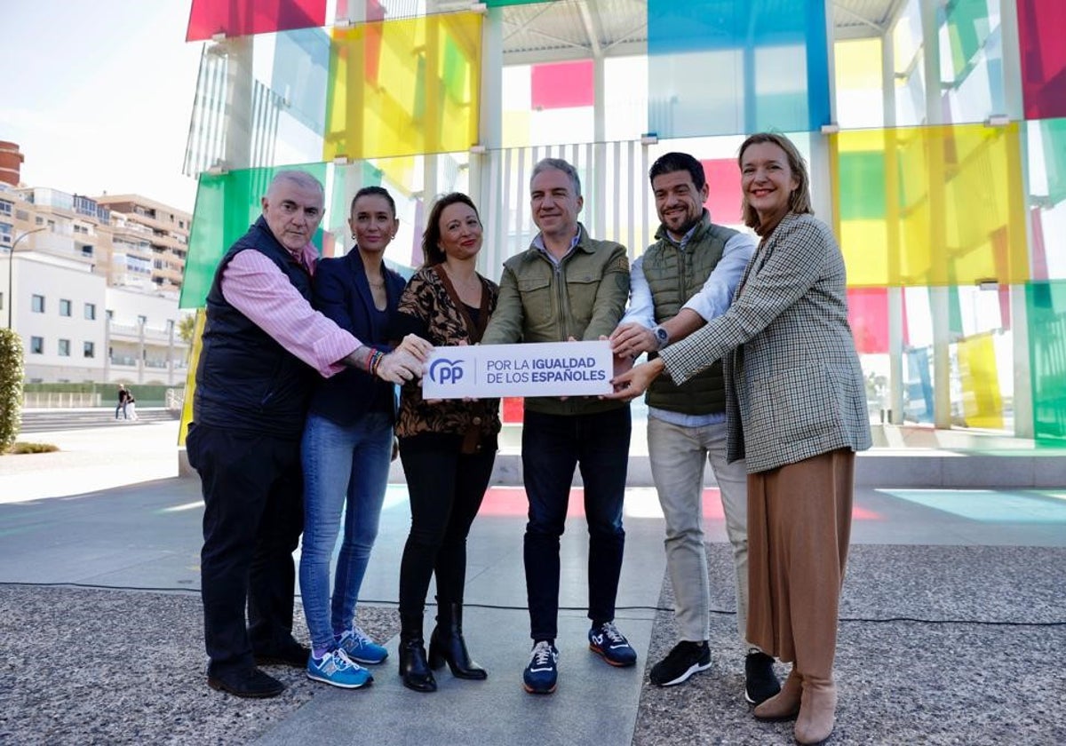 Bendodo y Navarro junto a dirigentes del PP malagueño, esta mañana.