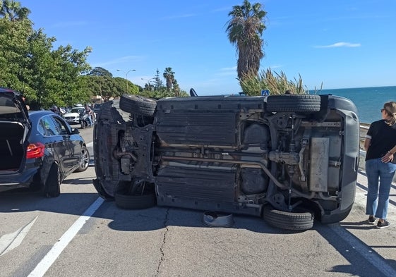 Imagen del vehículo volcado este sábado en la travesía de la antigua N-340 en Chilches Costa.