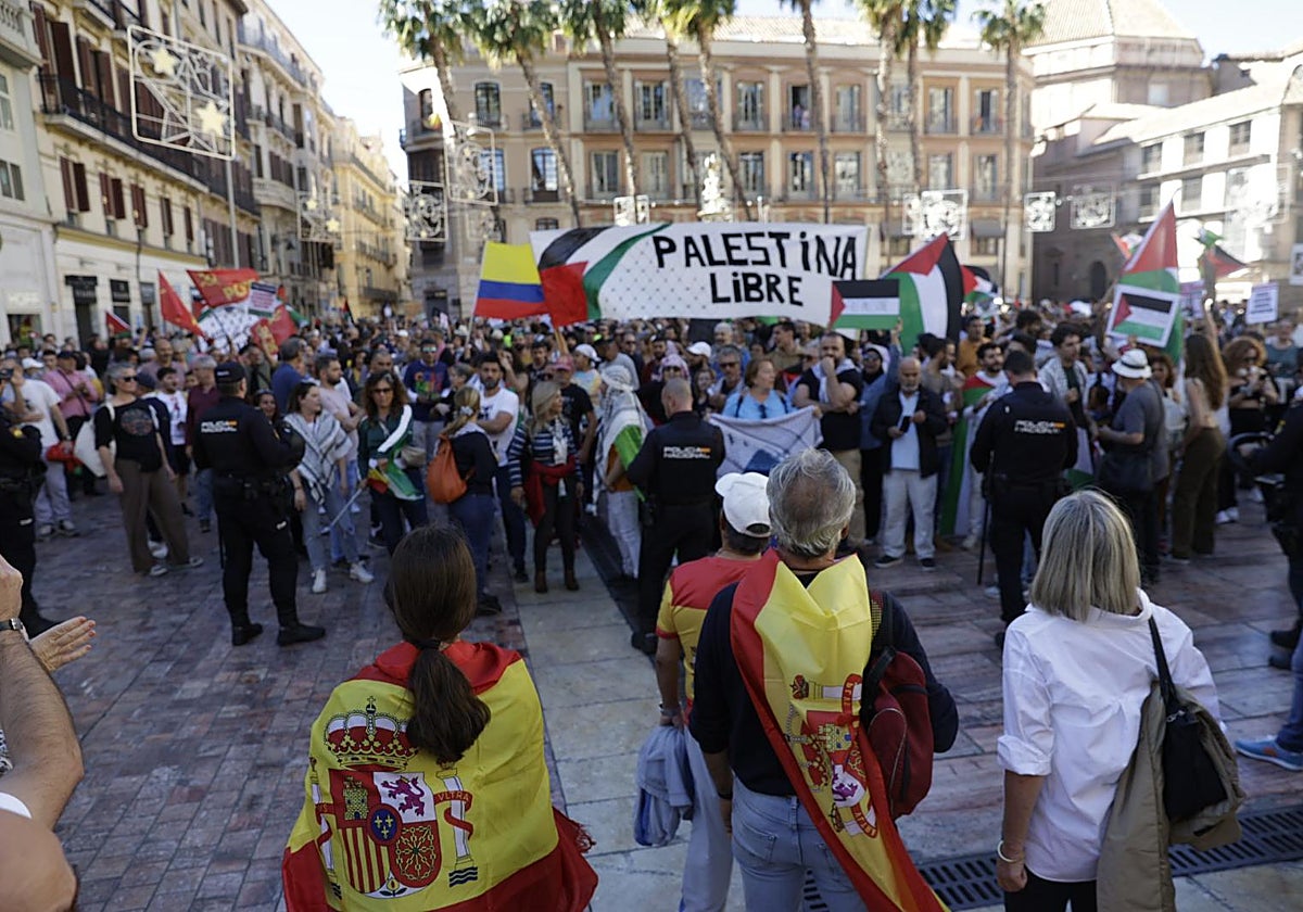 La Policía separa a los manifestantes pro Palestina de personas que llegaban de la concentración contra la amnistía.