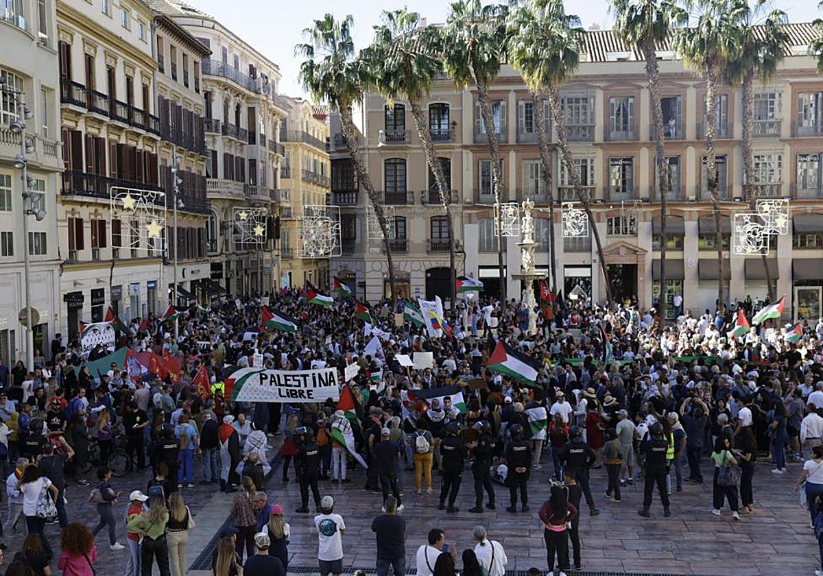 Los asistentes a la manifestación a favor de Palestina ocupan la Plaza de la Constitución y parte de Especerías.