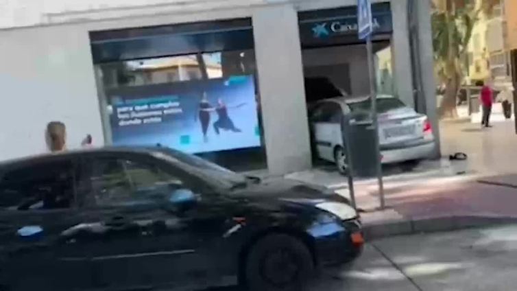 Sucesos Málaga: Así empotró su coche contra el cajero porque «no le daba dinero»