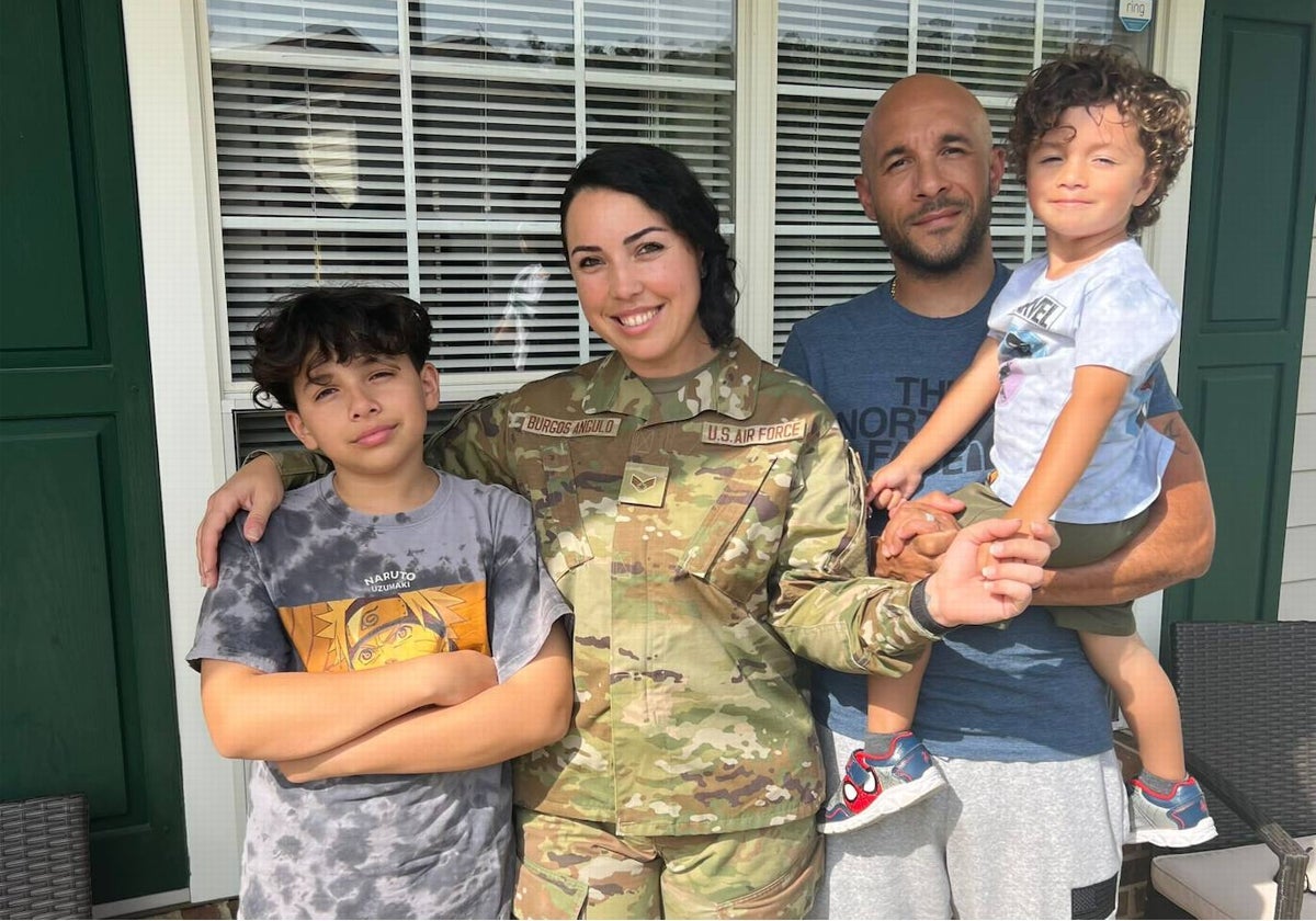 Marta Burgos , junto a su marido, Adam James y sus dos hijos en la base militar Fort Liberty.